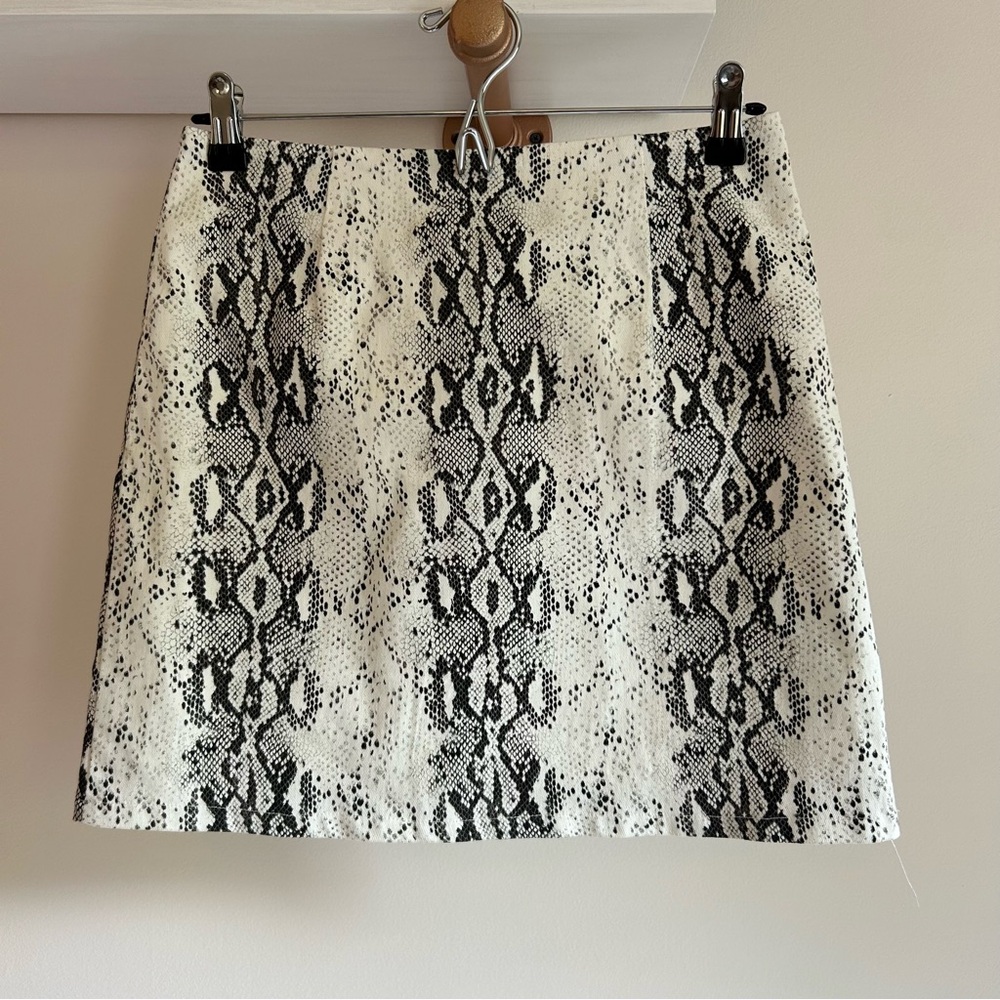 She + Sky Mini Skirt Women’s Size Medium White Snake Skin Lined Back Zip